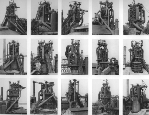 Bernd und Hilla Becher: Tableau mit rasterförmig angeordneten Fotografien von Hochofenköpfen in den USA, 1978–1986