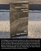 Philippe Lacoue-Labarthe, Jean-Luc Nancy: Der Nazi-Mythos, tentare Verlag – Buch aufrecht auf Granitpflaster im Abendlicht, darunter der Text: Wie Philippe Lacoue-Labarthe und Jean-Luc Nancy in ihrem Essay über den Nazi-Mythos zeigen: Es ist die deutsche Obsession mit der Identität, die den spezifisch nationalsozialistischen Charakter des autoritären Begehrens ausmacht. Der deutsche Nationalsozialismus war im Kern ein völkisches Identitätsprojekt, das die Ausgrenzung von allem forderte, was die phantasierte Einheit zu bedrohen schien.