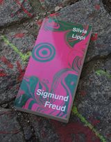 Silvia Lippi: Sigmund Freud. Die Leidenschaft des Unregierbaren, tentare Verlag – Buch mit pink-grün marmoriertem Cover auf Granitpflaster mit roten und gelben Farbspritzern