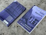 Vladimir Safatle: Innere Bedrohung. Psychoanalyse der neuen Faschismen, tentare Verlag – Vorder- und Rückseite des Buchs nebeneinander auf Betonboden; violett eingefärbtes Umschlagfoto einer umgestürzten Freiheitsstatuen-Nachbildung vor einem Kaufhaus, auf der Rückseite ein Zitat zur Ideologiekritik